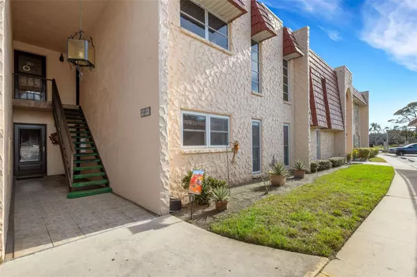 Seminole, FL 33777,122 BUTTONWOOD CIR #122