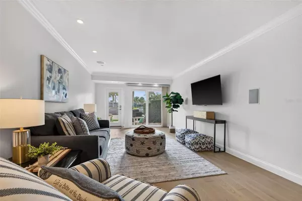 St Petersburg, FL 33701,922 N SHORE DR NE