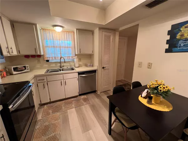 Tampa, FL 33618,10355 CARROLLWOOD LN #143