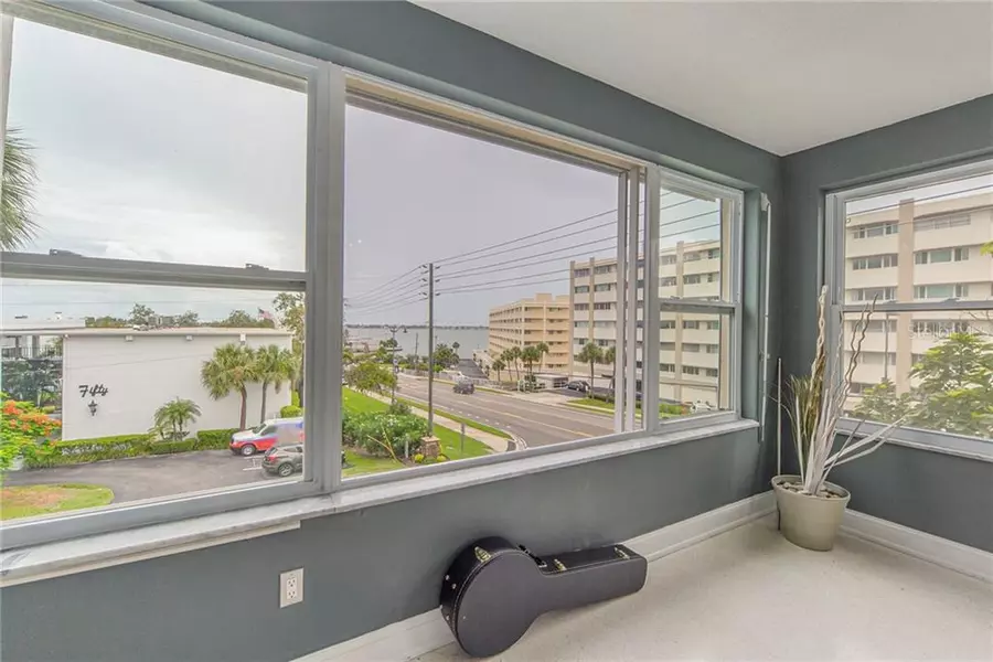 55 HARBOR VIEW LN #201, Belleair Bluffs, FL 33770