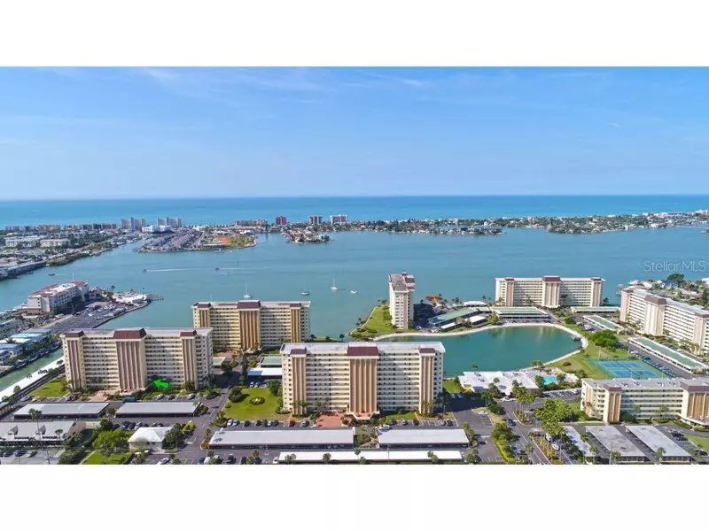 4550 COVE CIR #306, St Petersburg, FL 33708