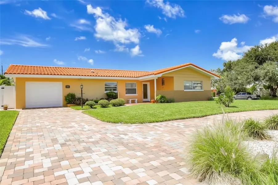 2304 BAYSHORE DR, Belleair Beach, FL 33786