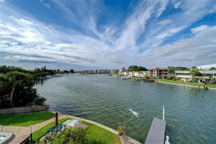 11901 LAGOON LN #305, Treasure Island, FL 33706