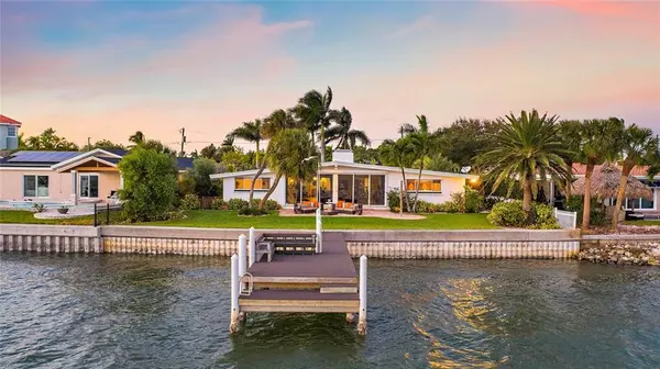 7028 S SHORE DR S, South Pasadena, FL 33707