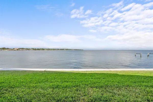 St Petersburg, FL 33711,7300 SUNSHINE SKYWAY LN S #110