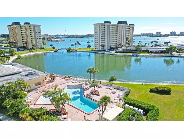 St Petersburg, FL 33708,4725 COVE CIR #305