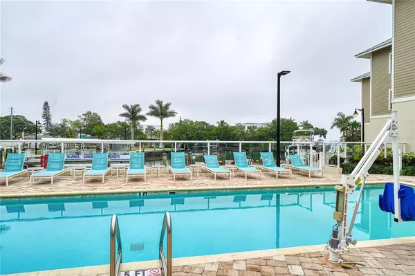 Holmes Beach, FL 34217,5325 MARINA DR #421