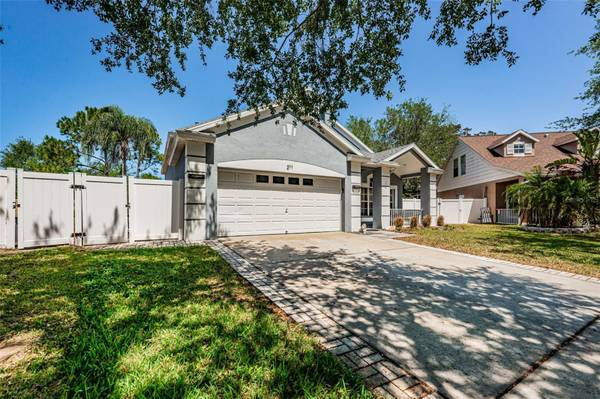 211 MEADOW OAK LN, Tarpon Springs, FL 34689