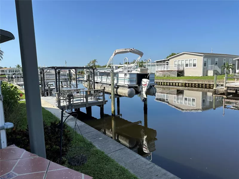 7042 MOUNT ARLINGTON DR NE #410, St Petersburg, FL 33702