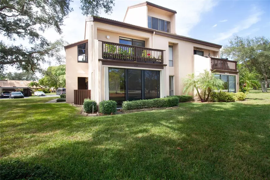 6305 PELICAN CREEK XING #B, St Petersburg, FL 33707