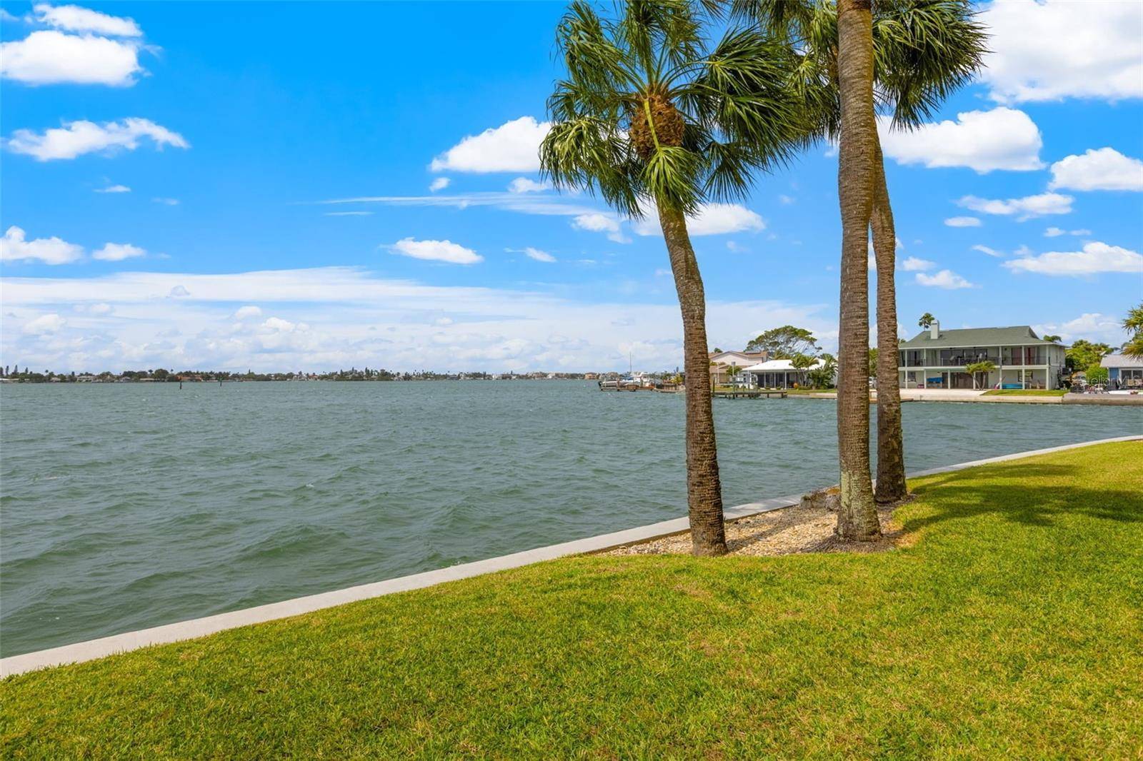 4750 COVE CIR #302, St Petersburg, FL 33708