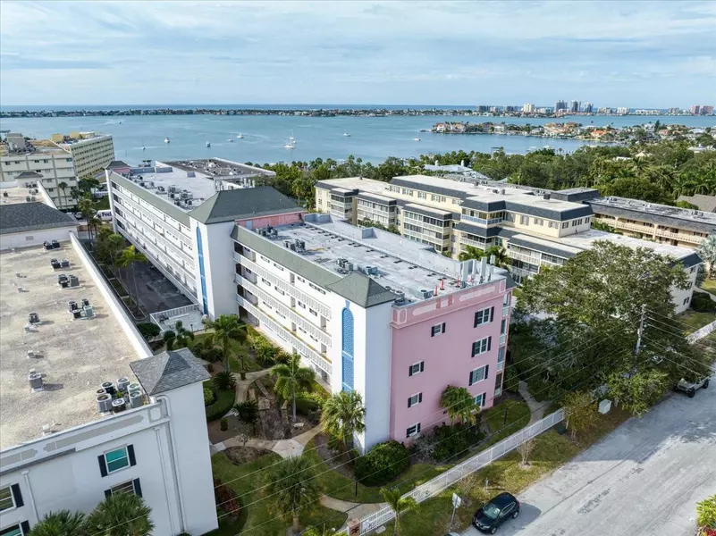 139 BLUFF VIEW DR #302, Belleair Bluffs, FL 33770