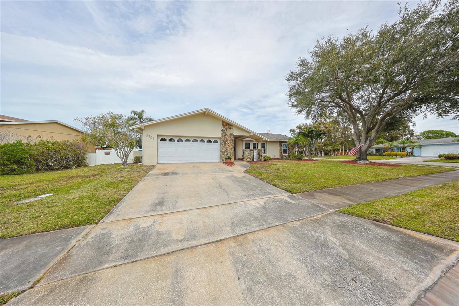 8901 ST ANDREWS DR, Seminole, FL 33777