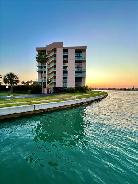 1 KEY CAPRI #402E, Treasure Island, FL 33706