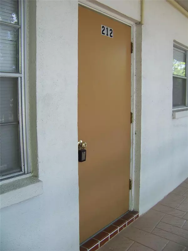 Largo, FL 33770,911 WASHINGTON AVE #212