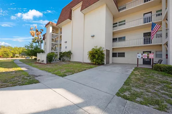 209 NE LINCOLN CIR N #203,  St Petersburg,  FL 33702