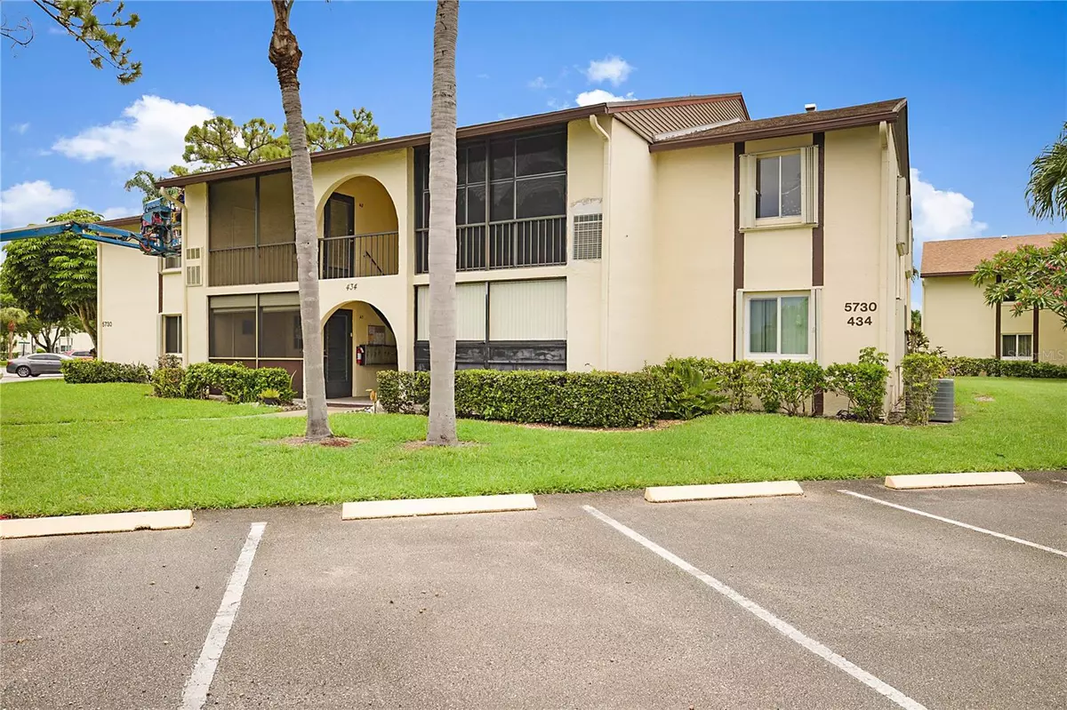 Greenacres, FL 33463,5730 PINE WOOD DR #D2