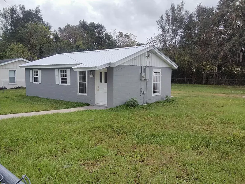 528 W NEW HAMPSHIRE AVE, Deland, FL 32720