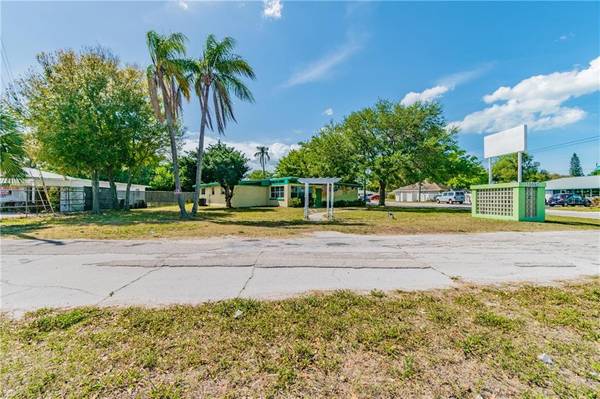 10592 SEMINOLE BLVD, Seminole, FL 33778