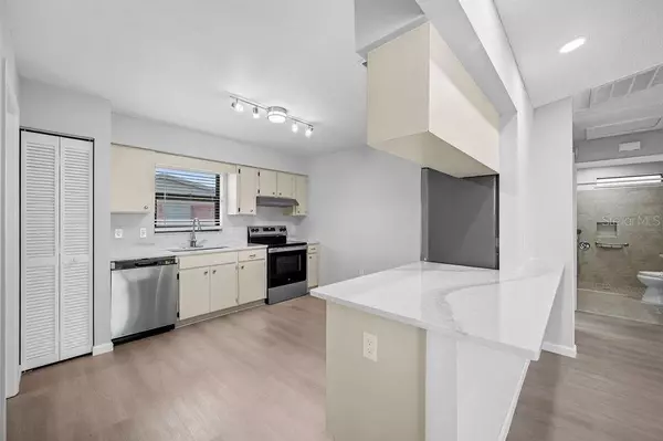 Lakeland, FL 33811,4856 COLONNADES CIR W