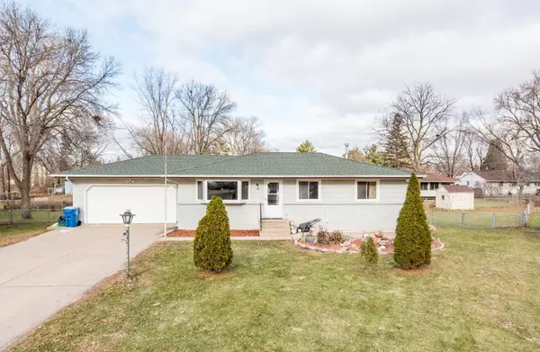 1476 Long Lake CT, New Brighton, MN 55112