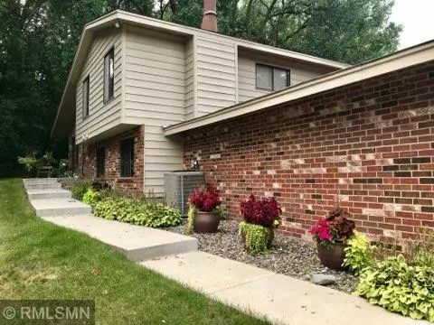 9725 Cimarron CIR, Minnetonka, MN 55305