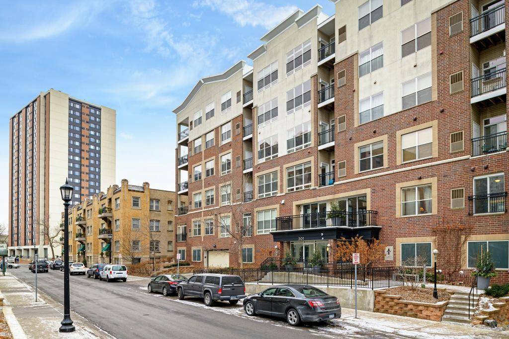 Minneapolis, MN 55403,301 Oak Grove ST #402