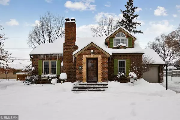 1725 Asbury ST, Falcon Heights, MN 55113