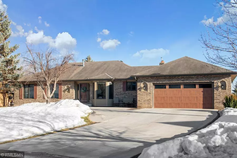 8137 Dakota LN, Chanhassen, MN 55317