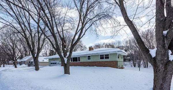 6041 Georgia BLVD N, Oakdale, MN 55128