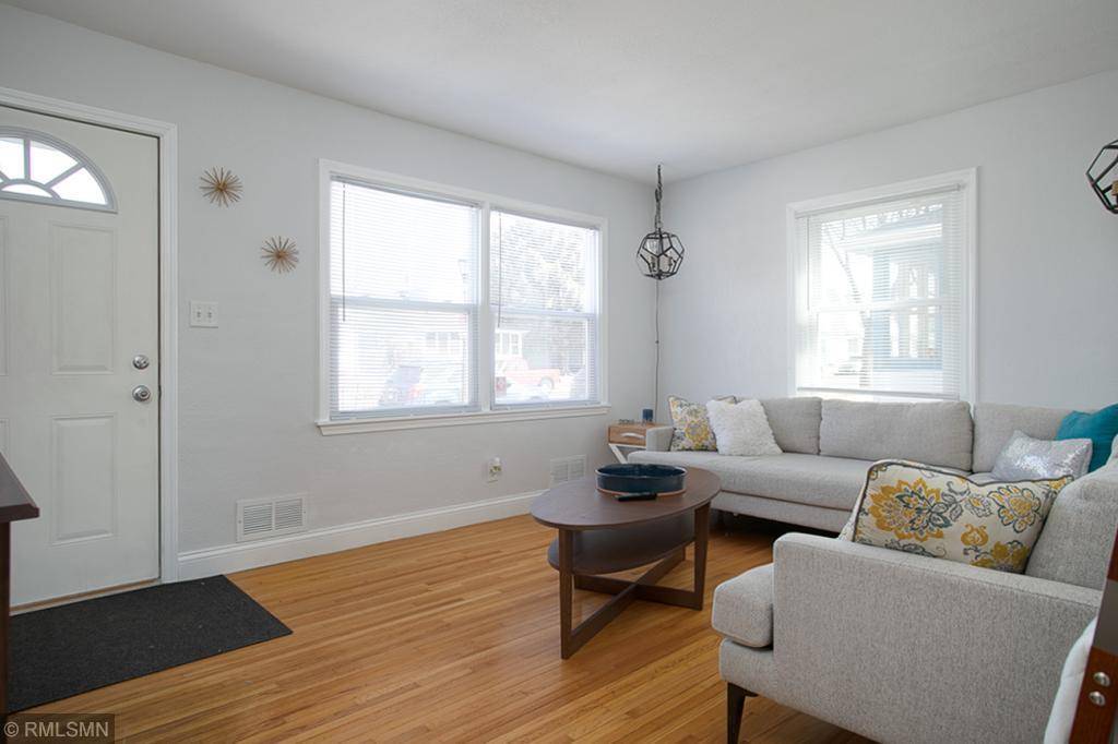 Saint Paul, MN 55104,956 Thomas AVE