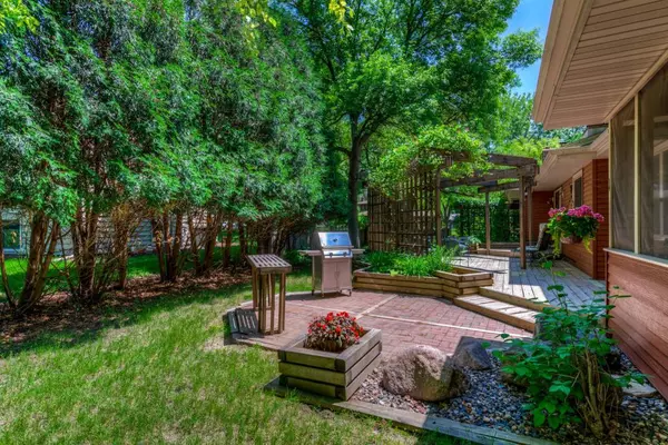 Bloomington, MN 55438,9875 Dakota RD