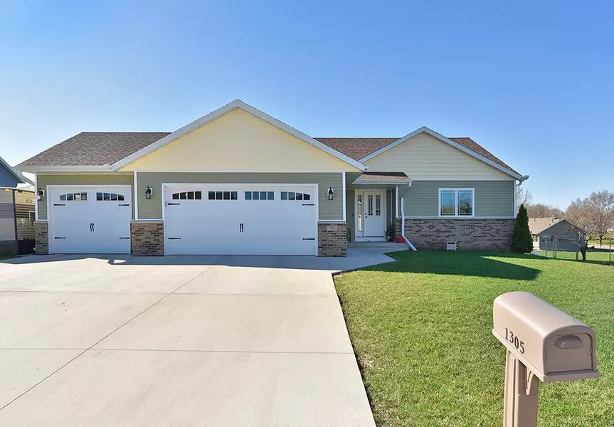 1305 Brentwood CIR, Faribault, MN 55021