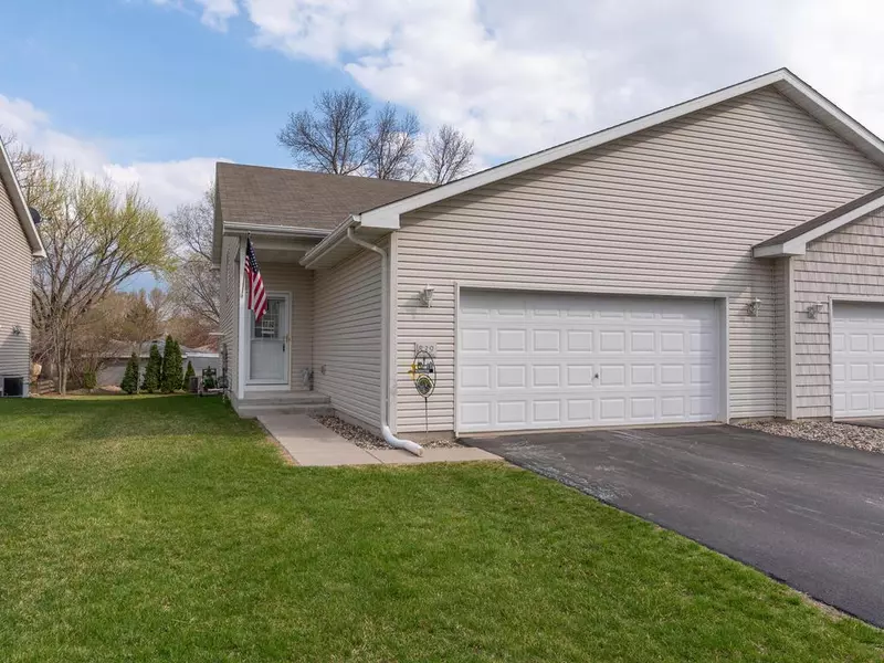 839 Ravoux CIR, Chaska, MN 55318