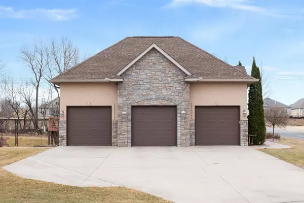 8916 Whispering Oaks TRL, Shakopee, MN 55379