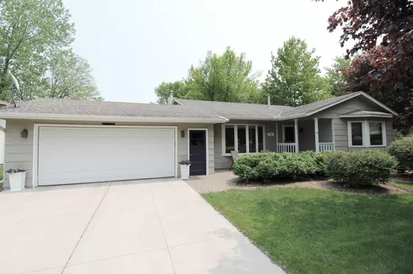 572 Kent CIR, Shoreview, MN 55126