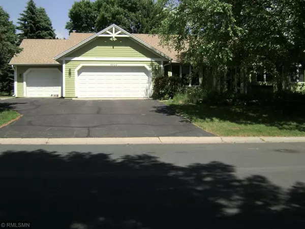 8620 Coachmans LN, Eden Prairie, MN 55347