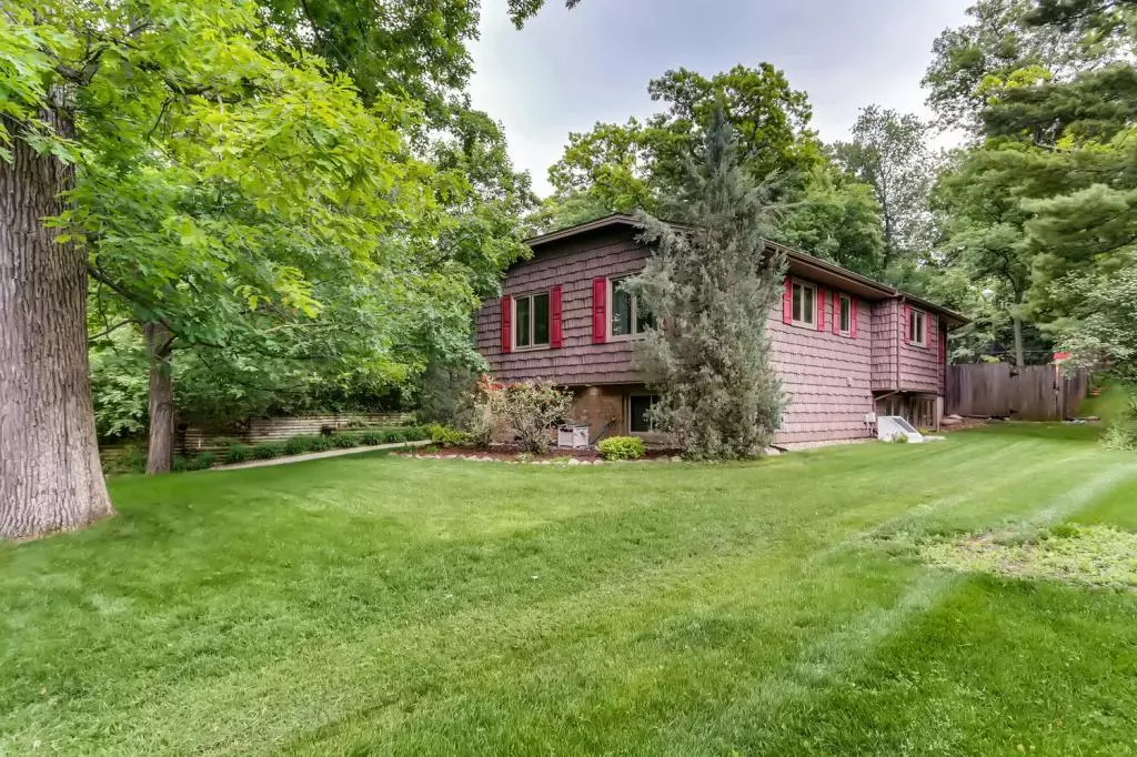 Eden Prairie, MN 55346,6833 Woodland DR