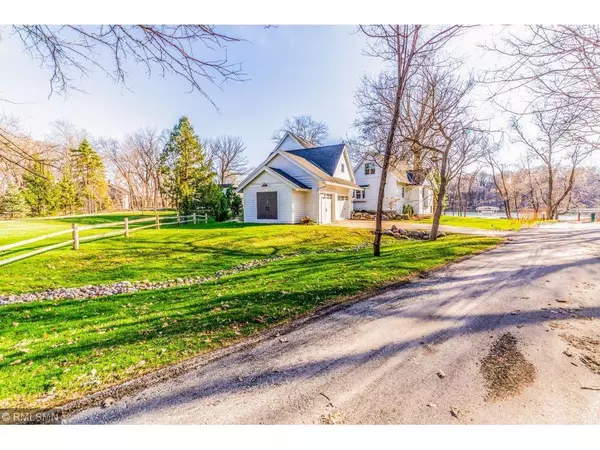 Chanhassen, MN 55317,6653 Merry PL