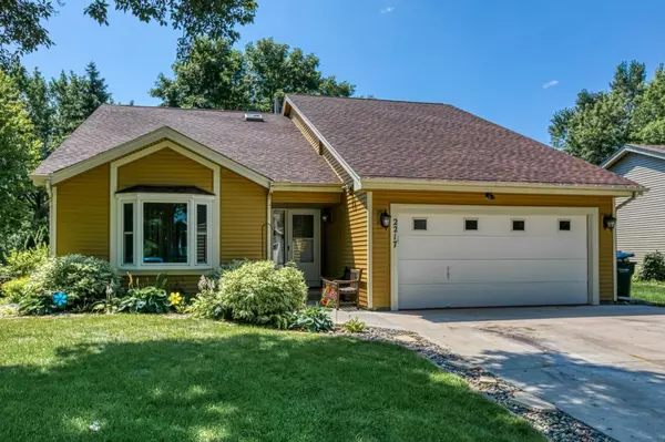 2217 Crestmount LN, Burnsville, MN 55306