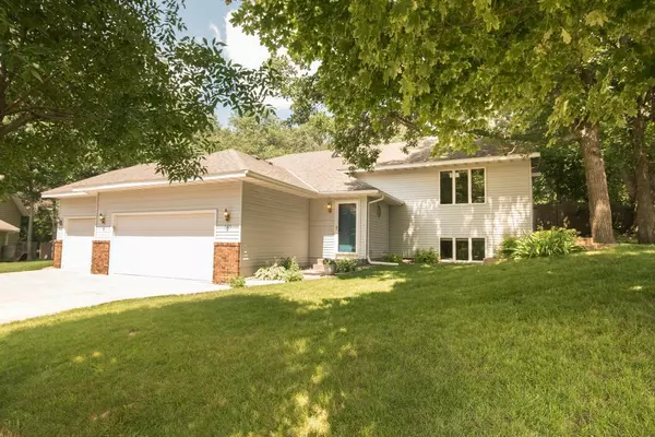 889 Pearl View DR, Sauk Rapids, MN 56379