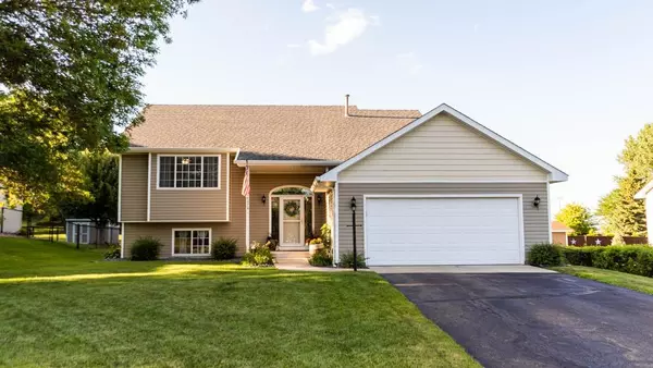 7974 Claiborne LN, Inver Grove Heights, MN 55076