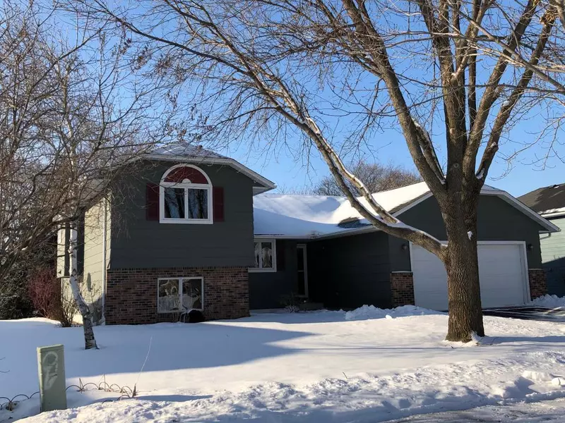 2033 Roberta DR, North Mankato, MN 56003