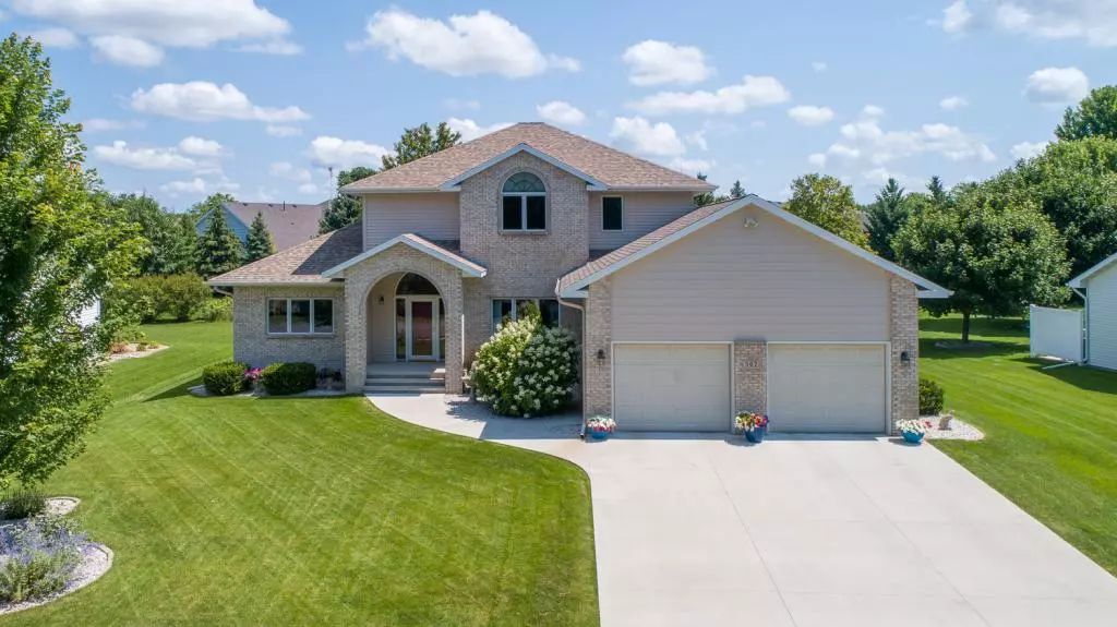 562 Ivy LN, North Mankato, MN 56003