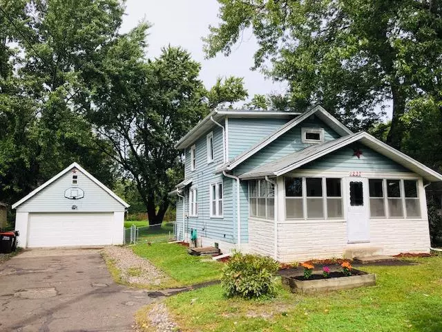 Maplewood, MN 55109,1237 County Road C E