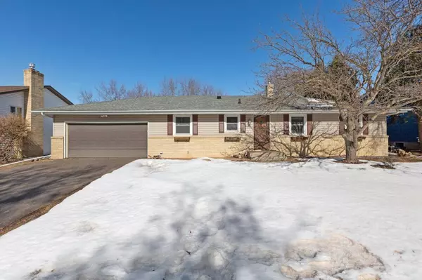 2223 Maple LN E, Maplewood, MN 55109