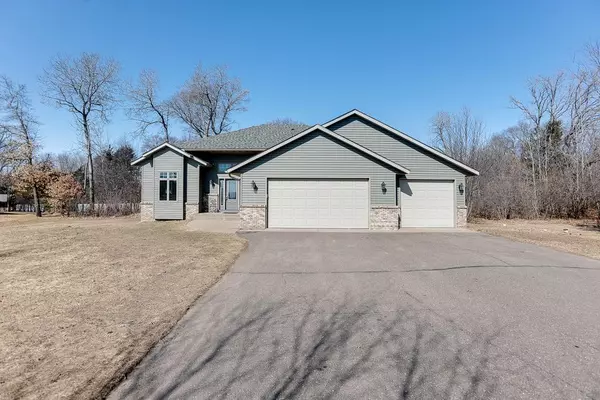 39221 Edgewater LN, North Branch, MN 55056