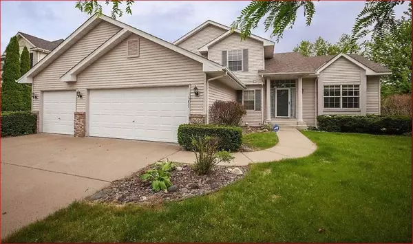 10695 Glen Eagle RD, Woodbury, MN 55129