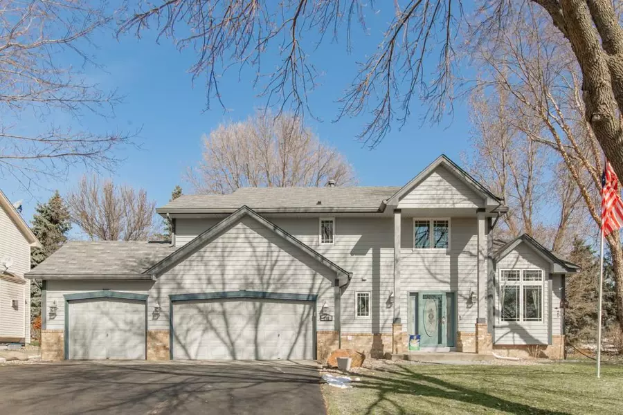 798 Ashley DR, Chaska, MN 55318