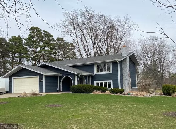 5985 Eureka RD, Shorewood, MN 55331